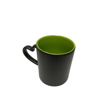 Caneca mágica com alça de coração e interior verde. Importado - 1